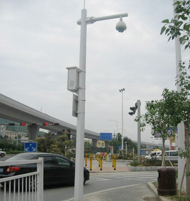 橫臂1米高6.5米八角監（jiān）控杆（gǎn）